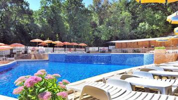 Seasonal outdoor pool