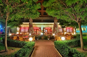 Fachada de la propiedad por la tarde o noche