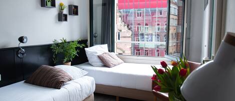 Rom – standard, 2 enkeltsenger | Allergitestet sengetøy, safe på rommet, skrivebord og strykejern/-brett