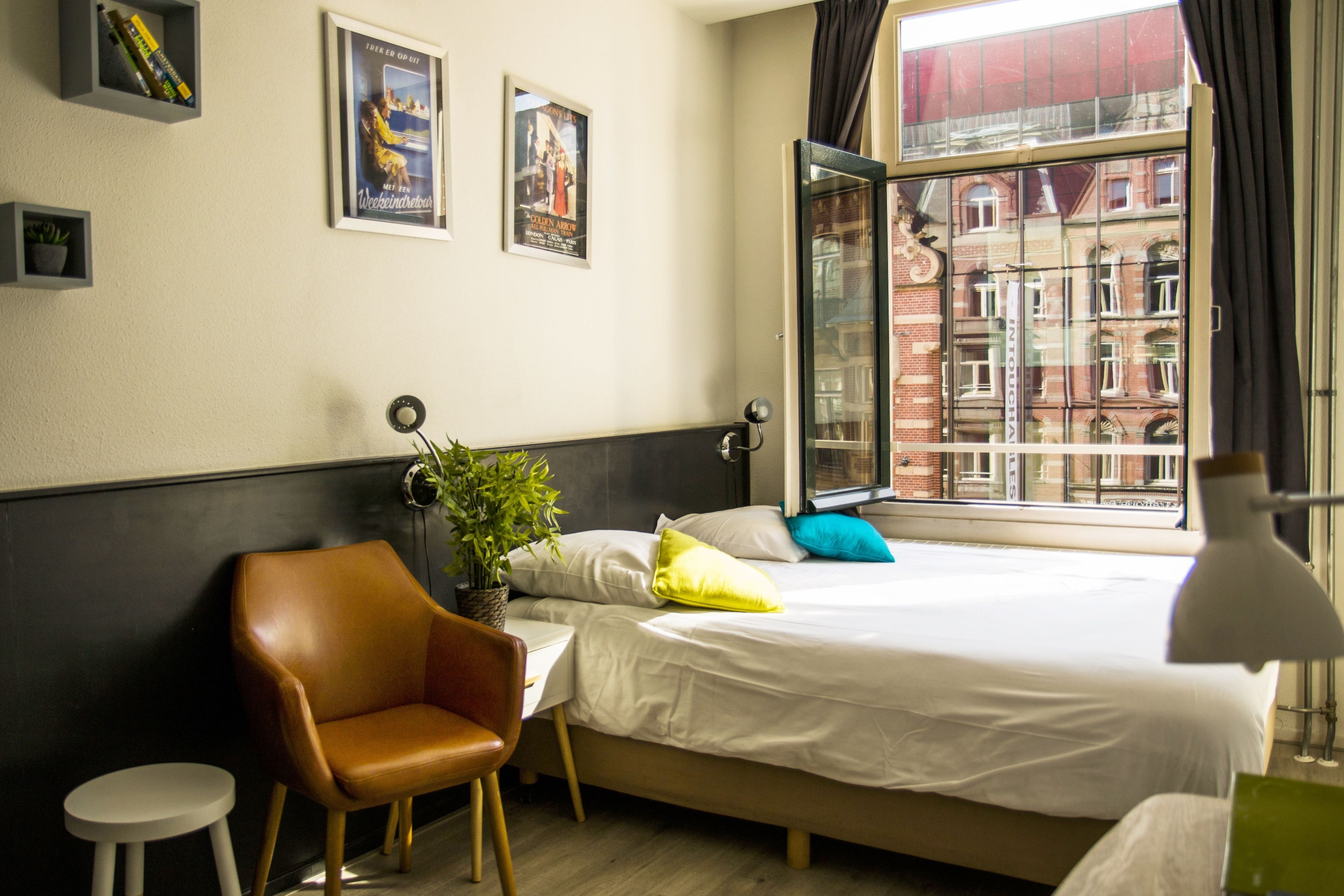 standard room, 1 queen bed | hypo-allergenic bedding, in-room safe, desk, iron/ironing board