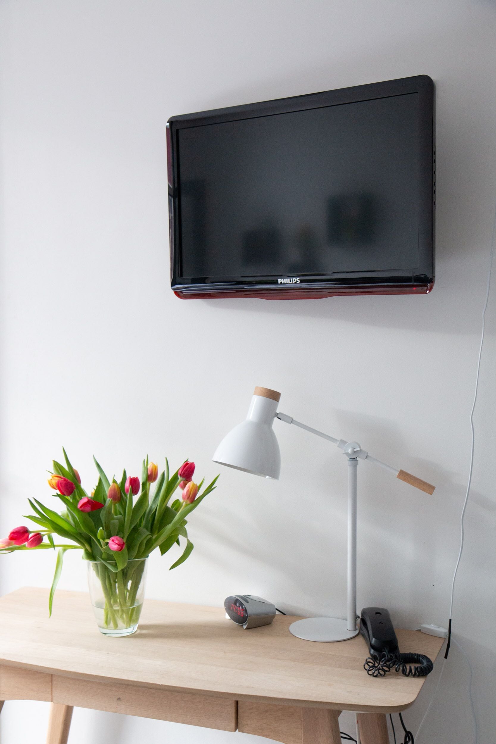 standard room, 2 single beds | hypo-allergenic bedding, in-room safe, desk, iron/ironing board