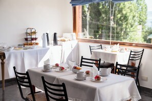Free daily continental breakfast  - Hosteria Los Fresnos (El Calafate)