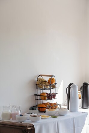 Free daily continental breakfast  - Hosteria Los Fresnos (El Calafate)