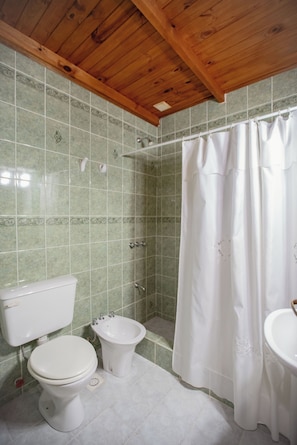 Een douche, een haardroger, handdoeken
