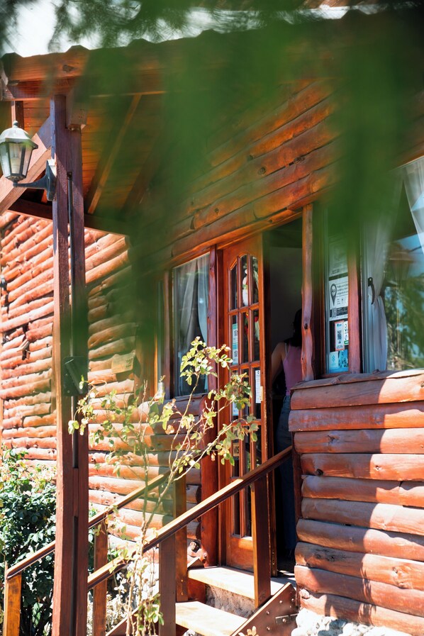 Triple Room | 1 bedroom, in-room safe, free WiFi, bed sheets - Hosteria Los Fresnos (El Calafate)