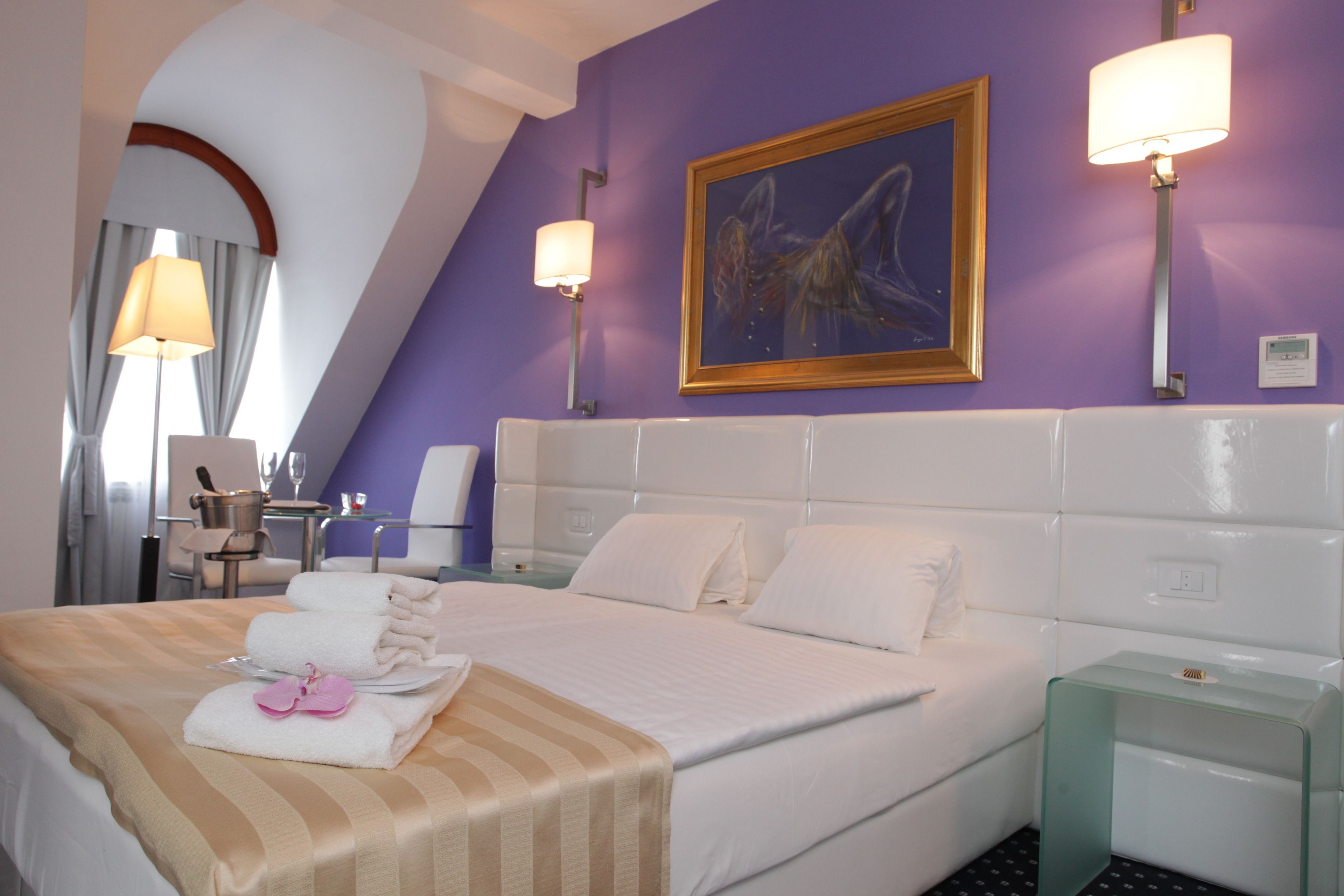 Lit avec matelas en mousse à mémoire, coffre-fort, décor unique