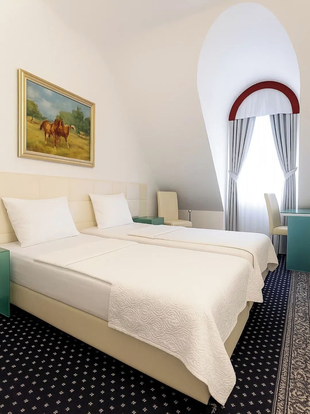 Standard-Doppel- oder -Zweibettzimmer | Betten mit Memory-Foam-Matratzen, Zimmersafe, individuell dekoriert