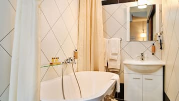 Haartrockner, Bademäntel, Hausschuhe, Handtücher