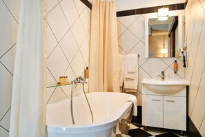 Séchoir à cheveux, peignoirs, pantoufles, serviettes fournies