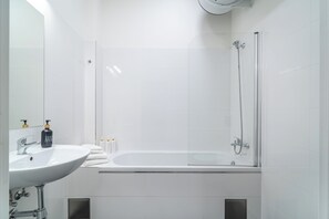 Departamento urbano, 1 habitación, para no fumadores, cocineta | Baño | Amenidades de baño gratuitas, secadora de cabello, toallas, jabón 