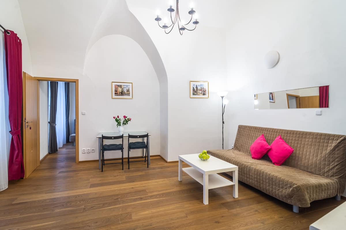 Comfort appartement, 1 slaapkamer, niet-roken, uitzicht op binnenplaats | Woonruimte | Een flatscreentelevisie