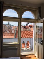 Individually decorated, individually furnished, laptop workspace