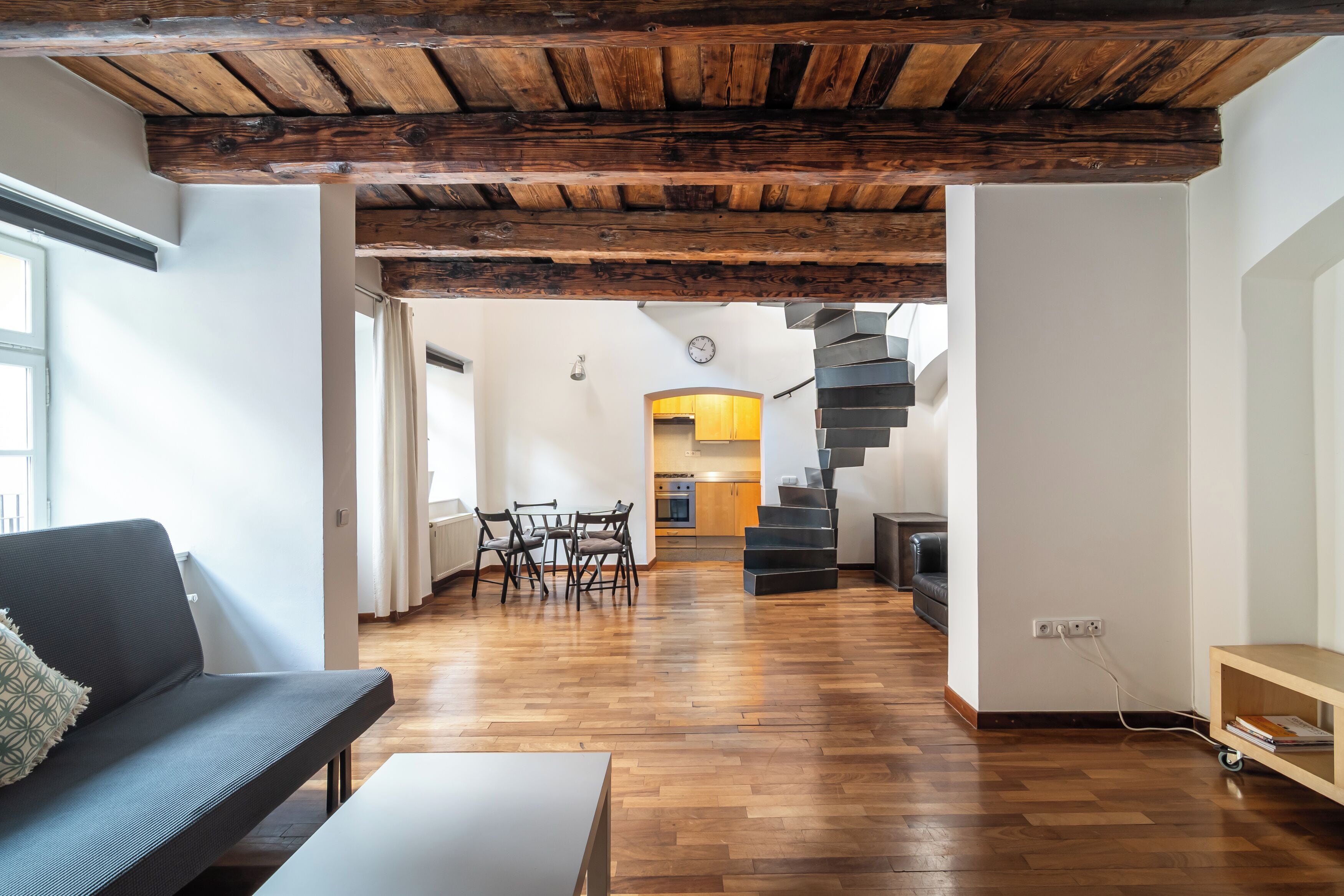 Romantisk toetasjesleilighet, flere senger, tekjøkken, mellometasje | Oppholdsområde | Flatskjerm-TV