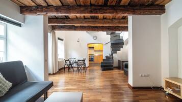 Romantisk toetasjesleilighet, flere senger, tekjøkken, mellometasje | Oppholdsområde | Flatskjerm-TV