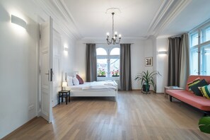 Two Bedroom Apartment, City View | Individuelt dekorert, individuelt innredet og skrivebord for bærbar PC