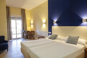 ダブルルーム | ミニバー、セーフティボックス (室内)、デスク、遮光カ�ーテン