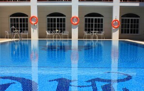 Kolam renang outdoor musiman