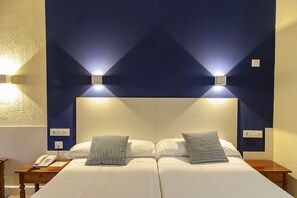 Double Room | Minibar, in-room safe, desk, blackout drapes - Hotel Caribe (Rota)