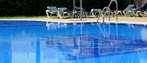 시즌별로 운영되는 야외 수영장