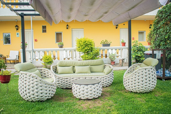 Cubrecamas, escritorio, espacio para trabajar con laptop y wifi gratis