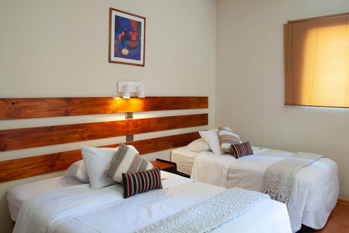 Chambre Confort avec lits jumeaux, vue jardin | Couette en duvet d'oie, bureau