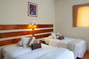 Comfort-Zweibettzimmer, Gartenblick | Daunenbettdecken, Schreibtisch, laptopgeeigneter Arbeitsplatz