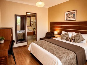 Habitación doble Confort, vista al jardín | Edredón, escritorio, espacio para trabajar con laptop y wifi gratis 