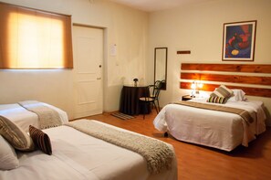 Familieværelse til 3 personer | Dundyner, skrivebord, arbejdsområde til bærbare computere, gratis Wi-Fi