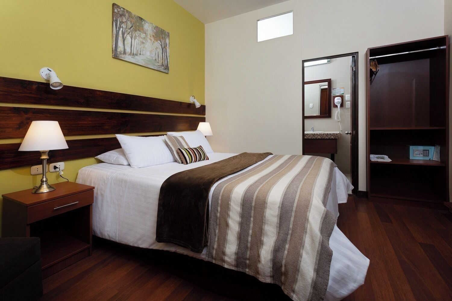 Doppia Comfort, vista giardino | Copriletto in piuma, una scrivania, postazione laptop, Wi-Fi gratuito