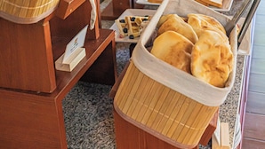 A buffet with various food items and a sign indicating the availability of a room with a view. - Casa de Avila Hotel (Arequipa)