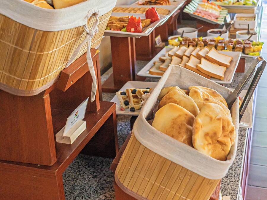 Desayuno con opciones de la cocina local incluido todos los días
