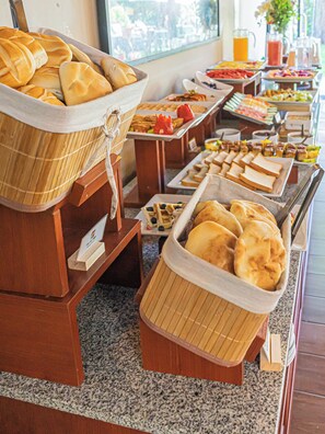 Desayuno de cocina local incluido todos los días