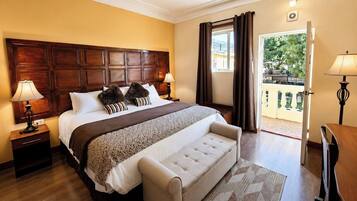 Quarto casal luxo, 1 cama King, vista para o jardim | Edredons de pluma, escrivaninha, espaço de trabalho para notebook