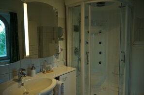 Dobbeltrom – comfort | Bad | Toalettartikler (inkludert), hårføner og håndklær