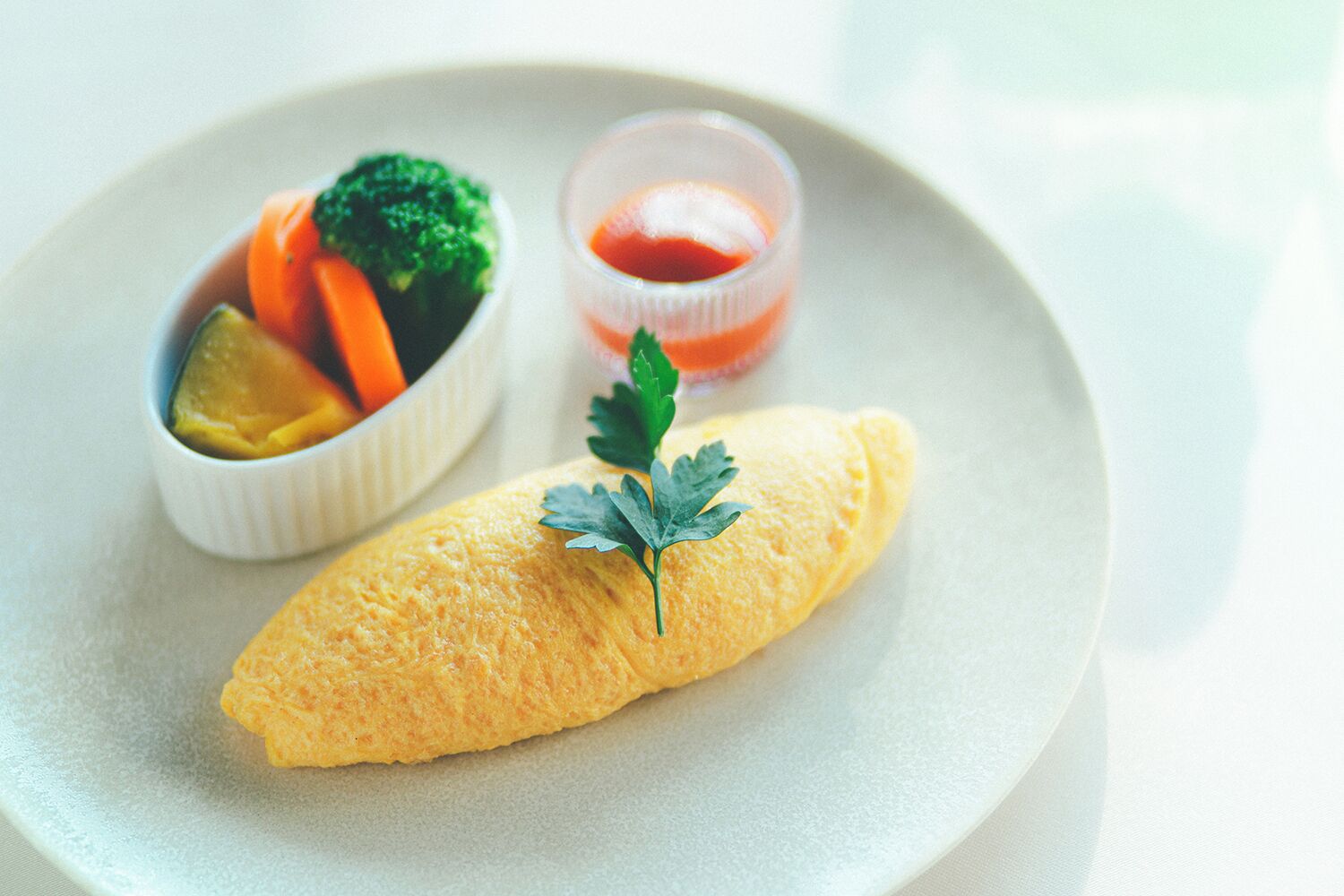 Un plato con una tortilla, un recipiente pequeño de verduras y un envase de salsa.