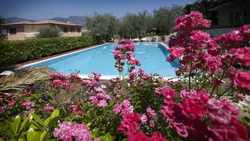 Piscina all'aperto, lettini