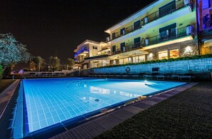 Outdoor pool, pool loungers - Wellness Hotel Casa Barca - Adults Only (Malcesine)