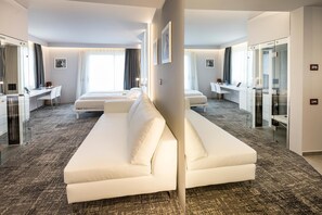 In-room safe, individually decorated, individually furnished, desk - Wellness Hotel Casa Barca - Adults Only (Malcesine)