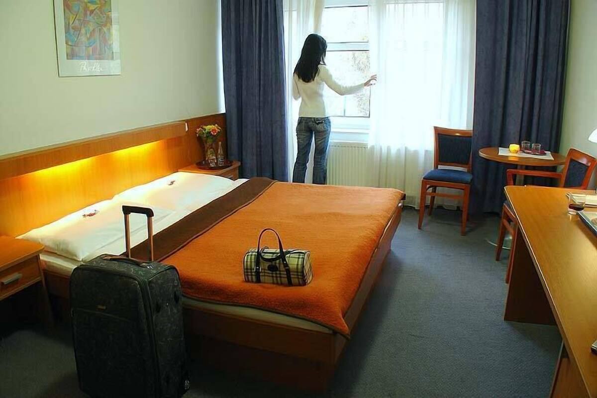 Basic Double or Twin Room | In-room safe, desk, blackout drapes, WiFi (free)