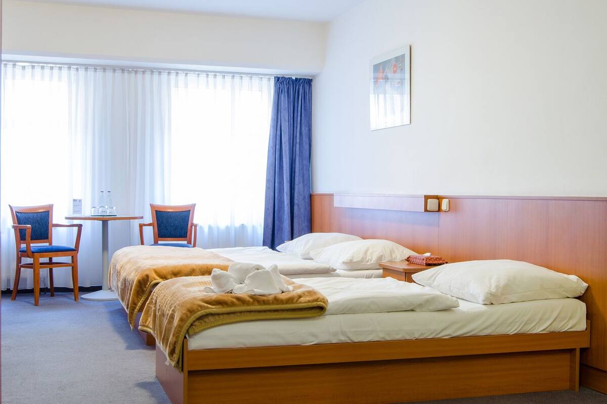 Economy Triple Room | In-room safe, desk, blackout drapes, WiFi (free)