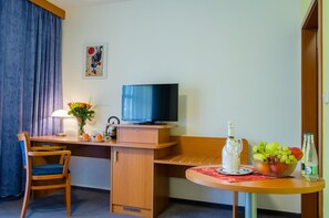 Executive Double Room | Living area | Flat-screen TV - Hotel Inos (Prague)