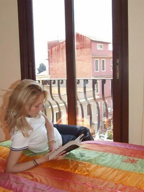 Select-Comfort-Betten, Schreibtisch, Verdunkelungsvorhänge