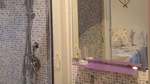 A bathroom with a shower, a sink, and a mirror. - Al Ponte del Papa Bed and Breakfast (Rome)