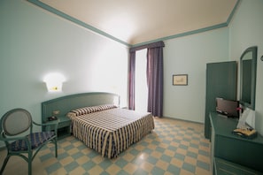Deluxe Room | Premium bedding, minibar, in-room safe, laptop workspace