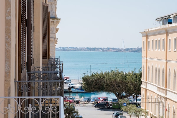 Superior Room, Balcony | Premium bedding, minibar, in-room safe, laptop workspace