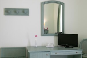 Habitación superior, balcón | Ropa de cama de alta calidad, minibar, caja fuerte