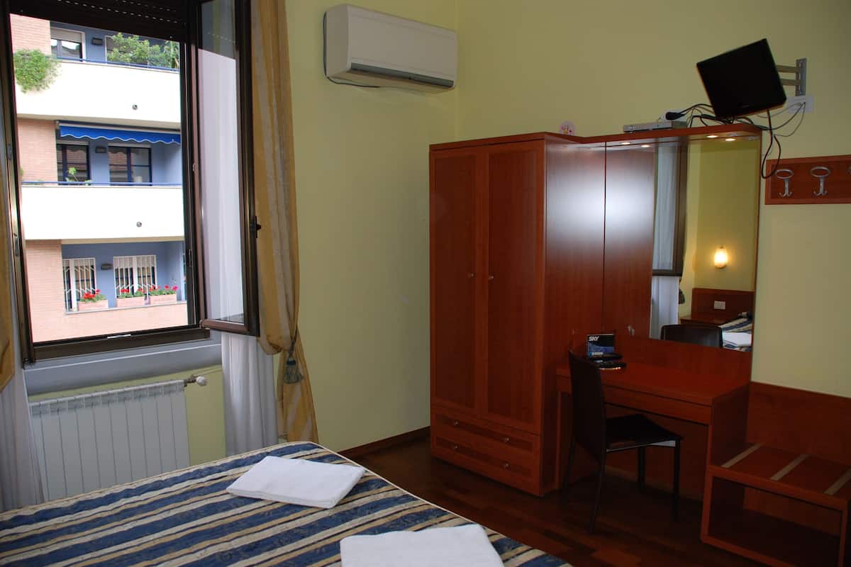 Een kluis op de kamer, een bureau, een strijkplank/strijkijzer