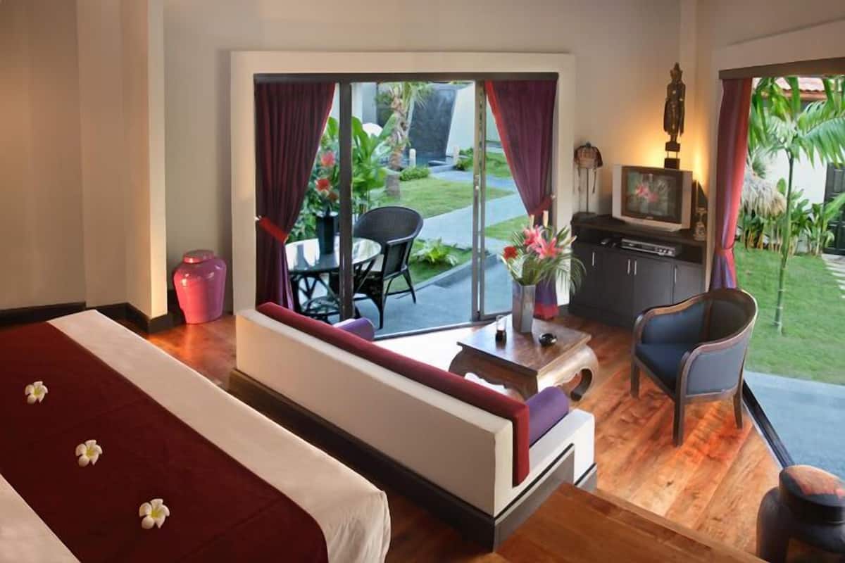 In-room safe, blackout drapes, soundproofing