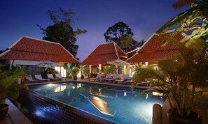 Outdoor pool, pool umbrellas - Ban Kao Tropical Boutique Residence & Spa (Koh Samui)