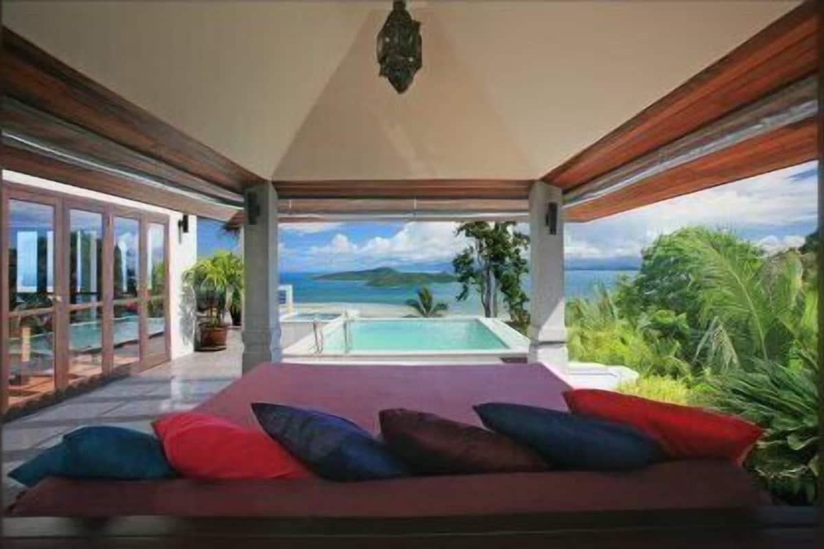 Luxury Pool Villa | Caja de seguridad en la habitación, cortinas blackout y insonorización